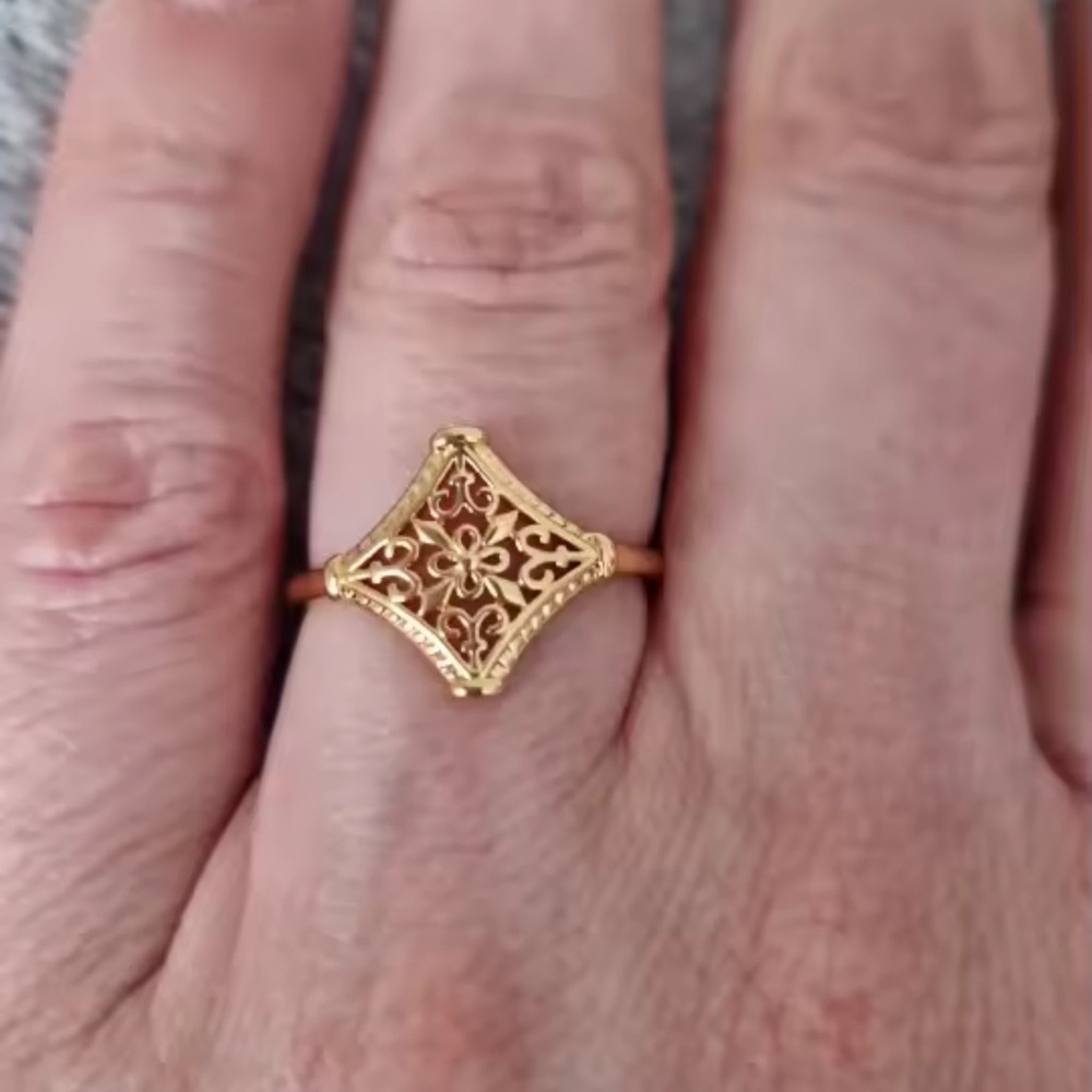Vintage 18K Gold plated Hollow Flower Ring Jewelry - Picture 2 of 15